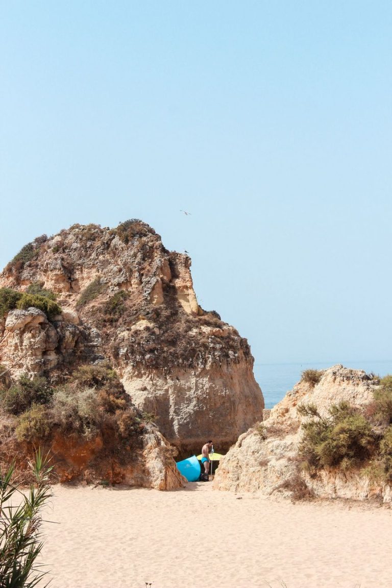 rochedos na Praia dos três irmãos em Portimão