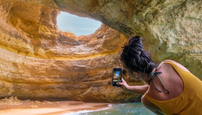 dentro da gruta de benagil
