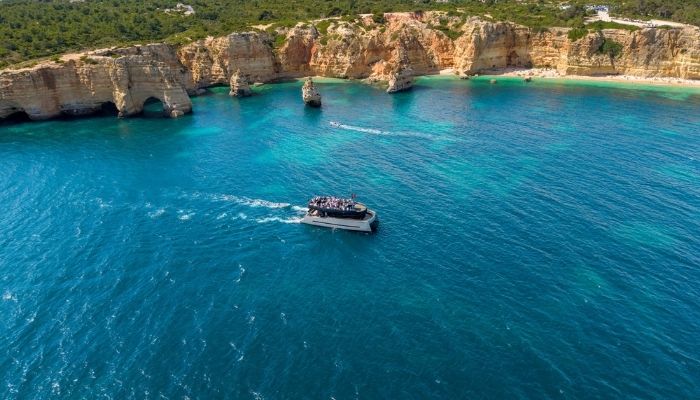 passeio de barco junto das ravinas no Algarve
